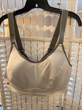 LIVI by Lane Bryant Women’s High-Support Sports Bra/White Gray Trim - multi way